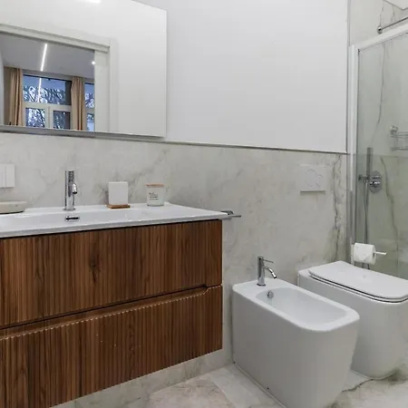 Luxury 2-bedroom Station Apartment