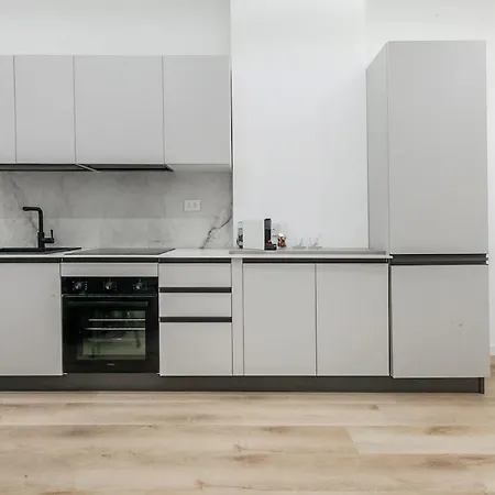 Luxury 2-bedroom Station Apartment