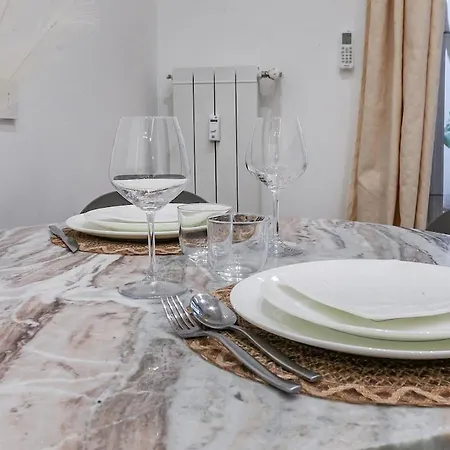 Luxury 2-bedroom Station Apartment *